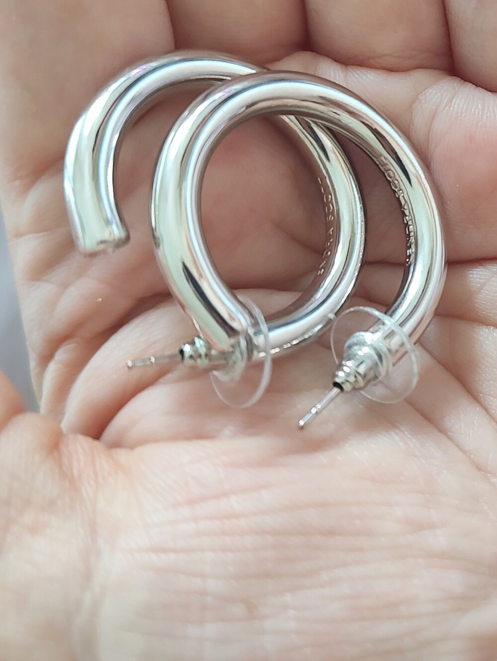 Kendra Scott Colette Hoops - Picture 4 of 6